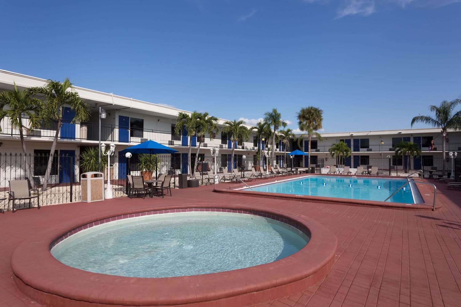 Motel Days By Wyndham St. Petersburg / Tampa Bay Area