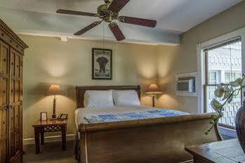 Peninsula Bed & Cocktails Hotel
