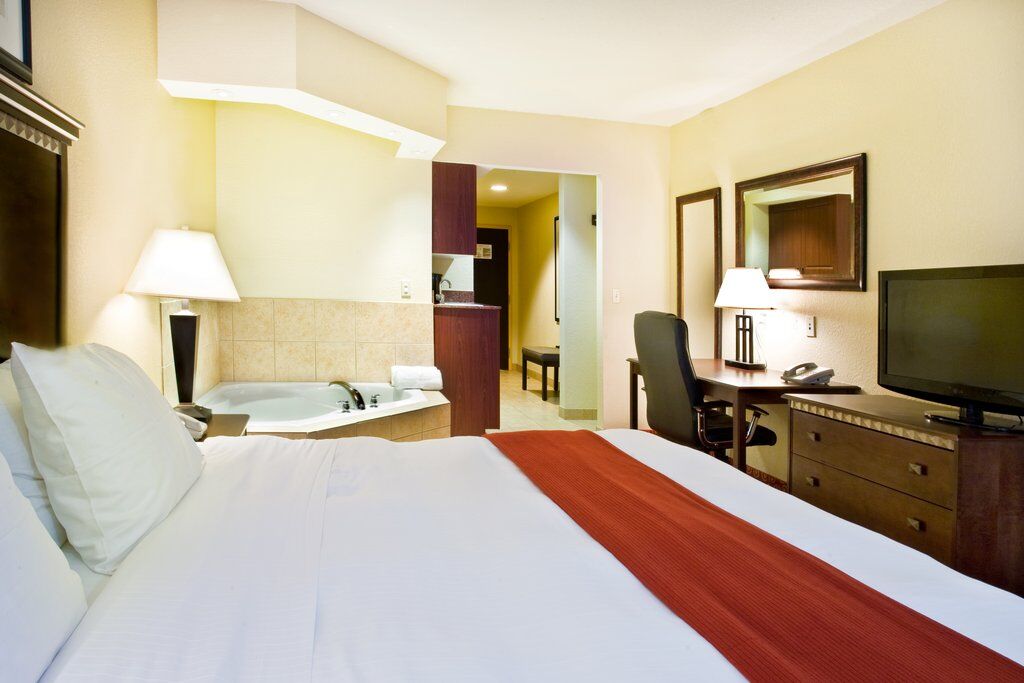 Express & By Ihg Clewiston