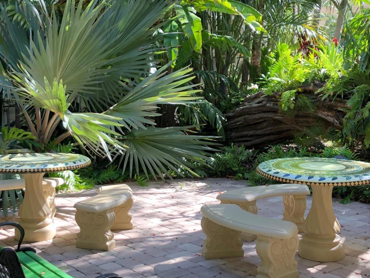 Hemingway At Palm Island Aparthotel