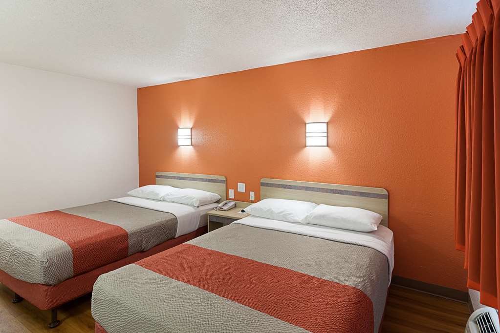 6-ft. Pierce, Fl Hotel