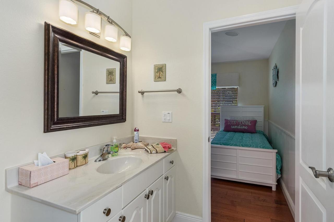 Luxury Home, Hot Tub, Heated Pool, Tiki Bar - Spain Holiday home Cape Coral