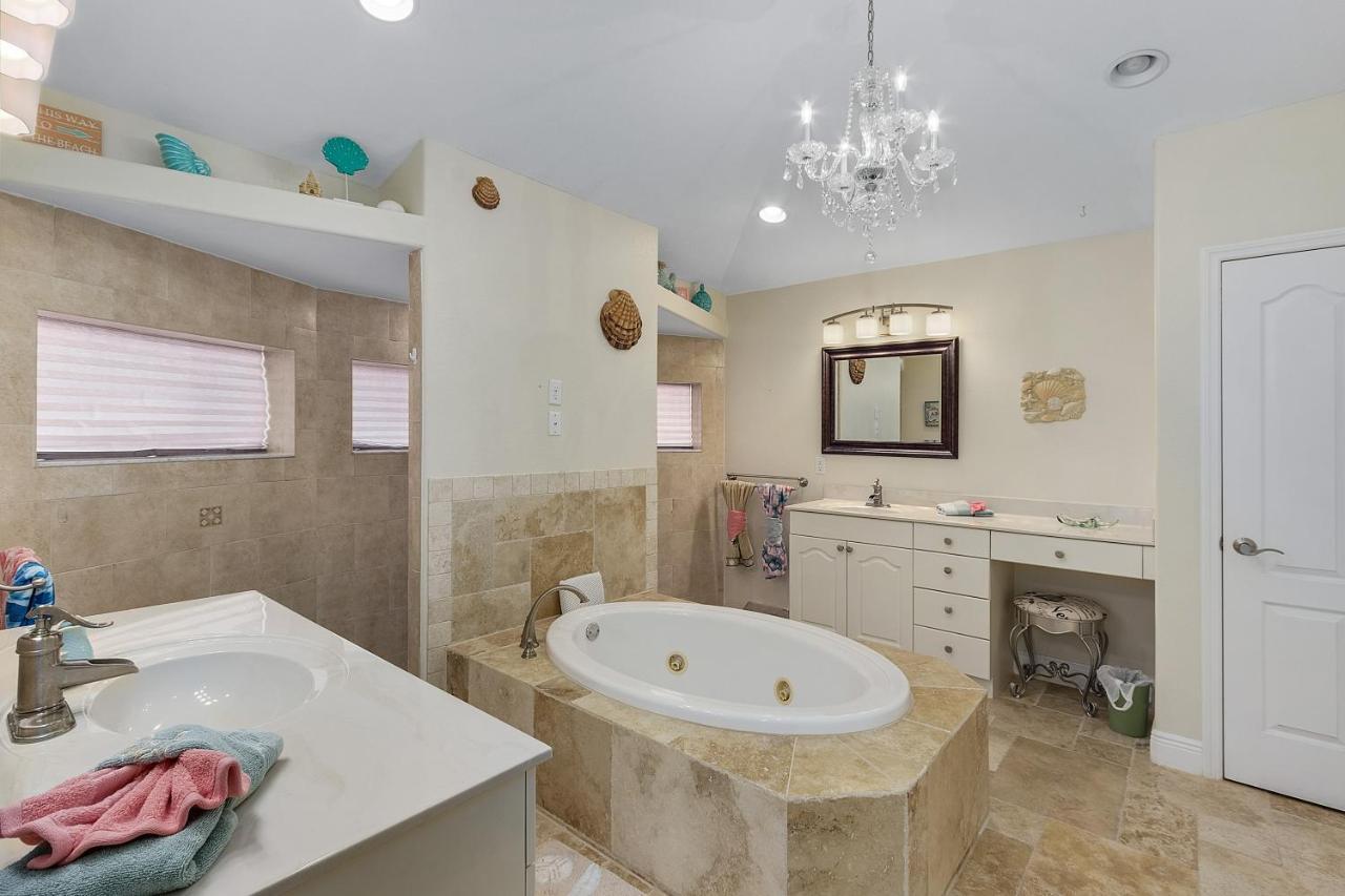 Holiday home Luxury Home, Hot Tub, Heated Pool, Tiki Bar - Spain *