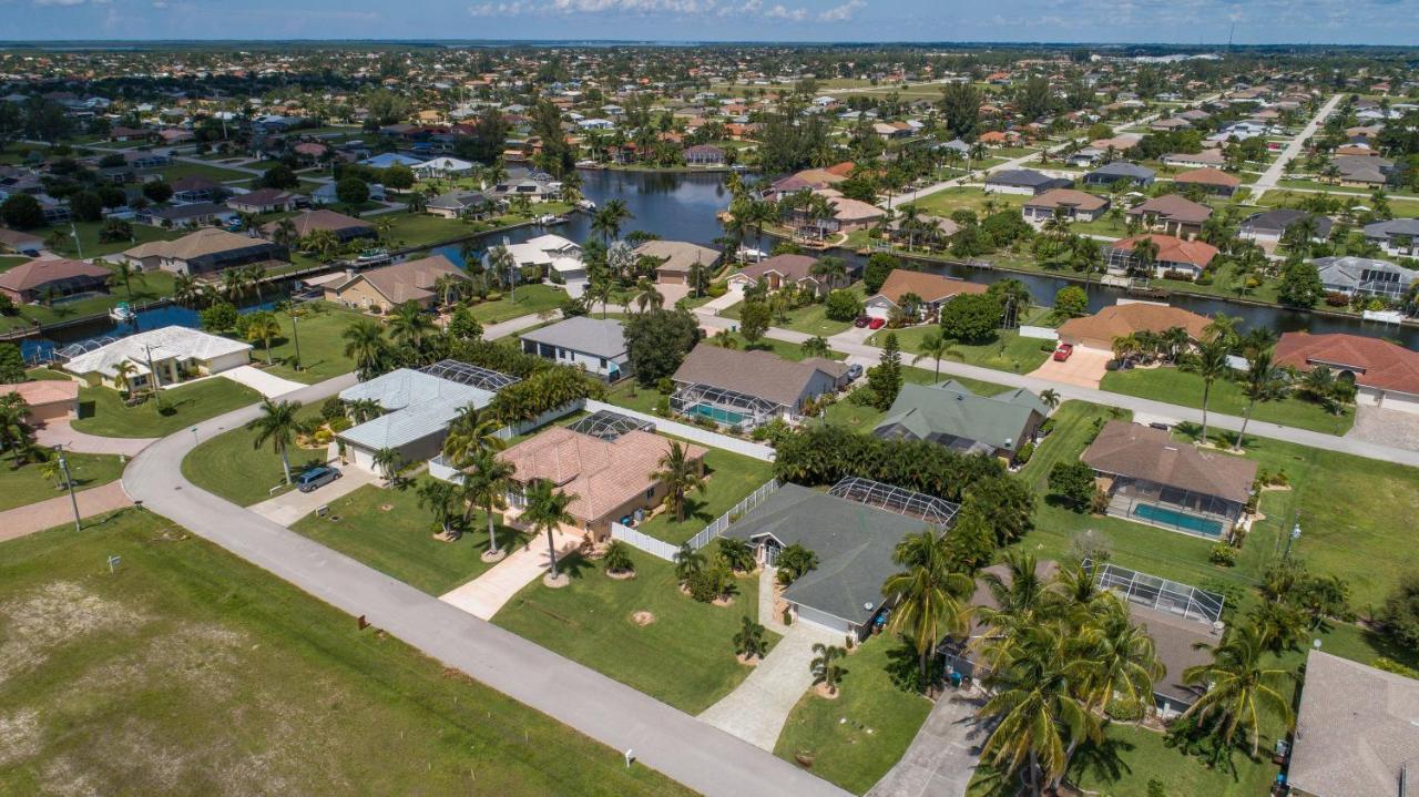 Luxury Home, Hot Tub, Heated Pool, Tiki Bar - Spain Holiday home Cape Coral
