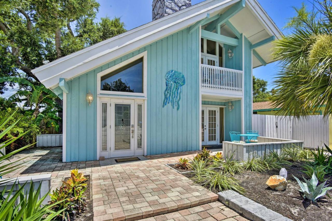 Holiday home With Pool - Walk To Beach!