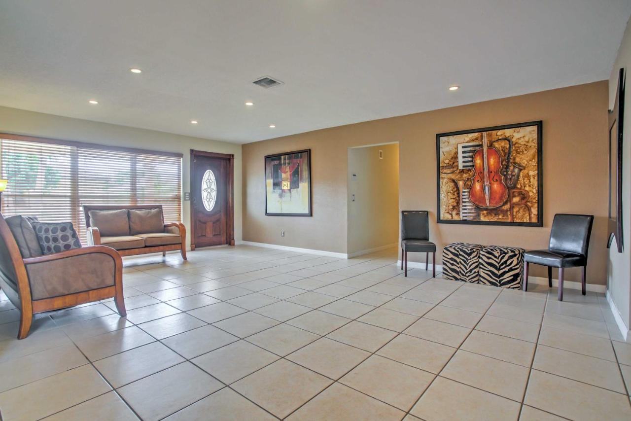 Tropical With Private Dock On Canal! Holiday home Cape Coral