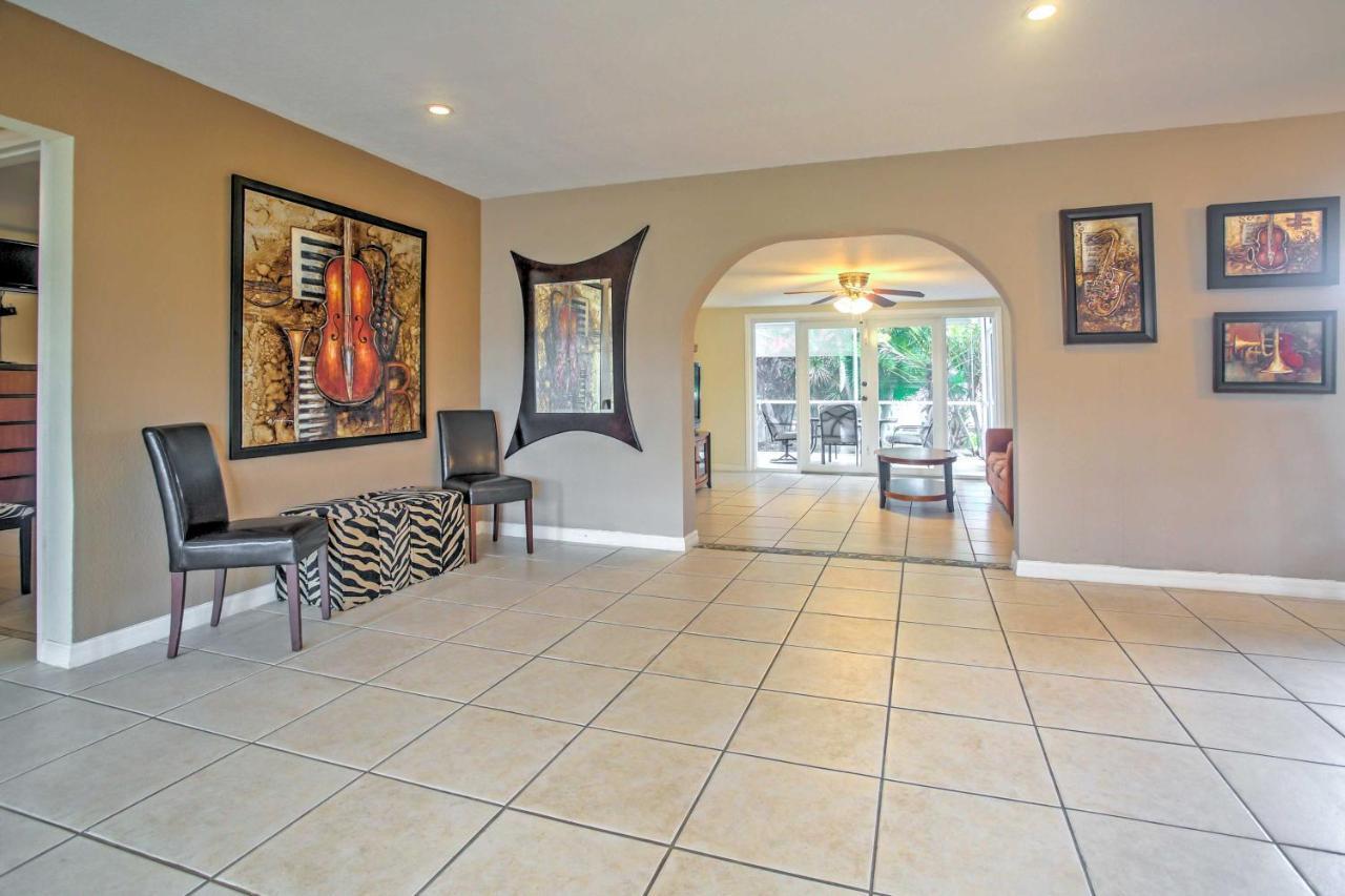 Holiday home Tropical With Private Dock On Canal! *