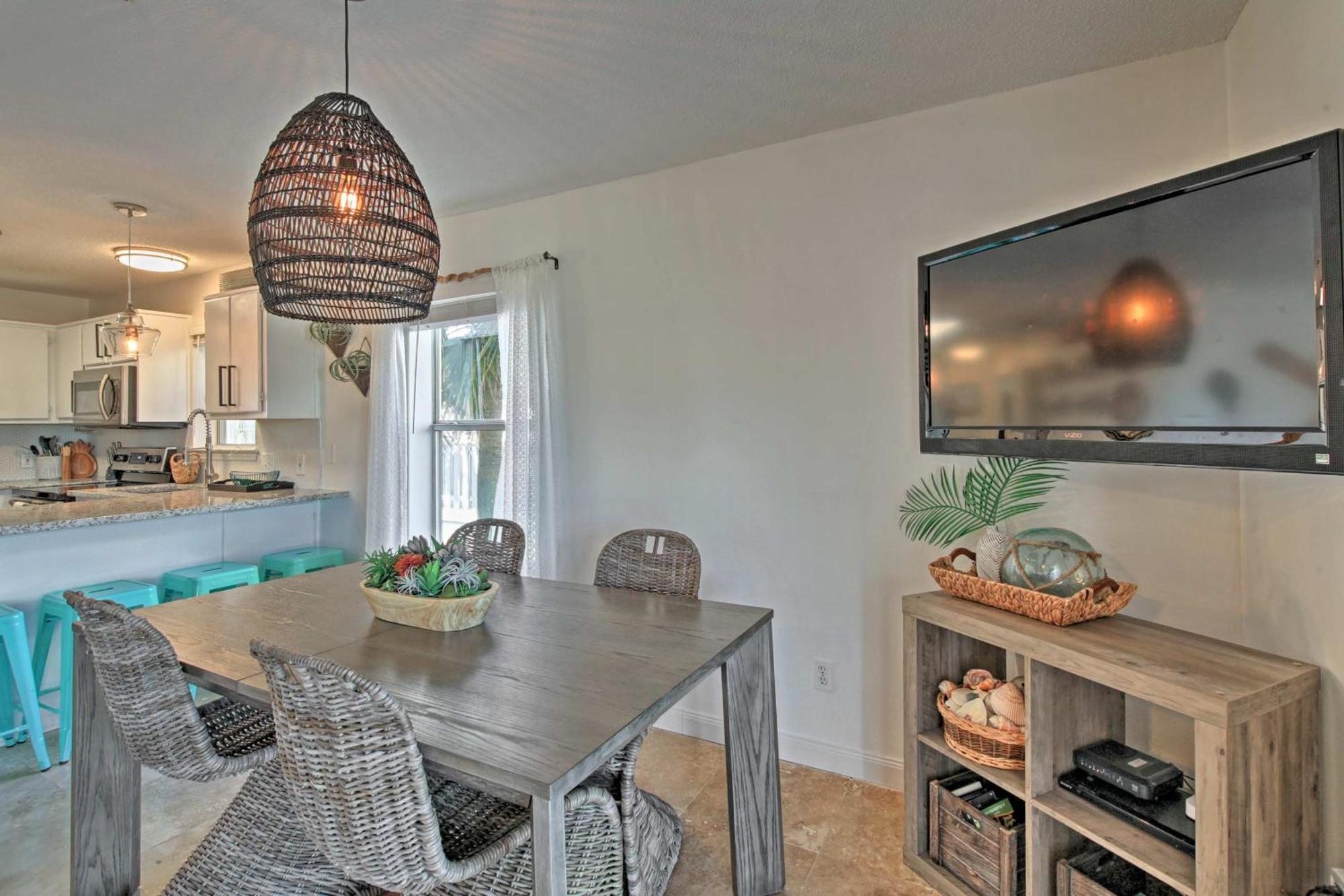 Emerald Hideaway Renovated In Apartment Navarre
