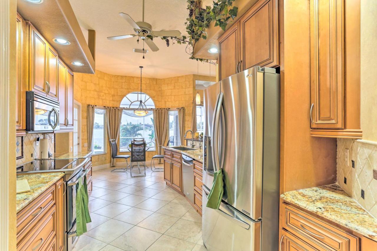 Holiday home Lakefront With Private Pool And Dock! Cape Coral