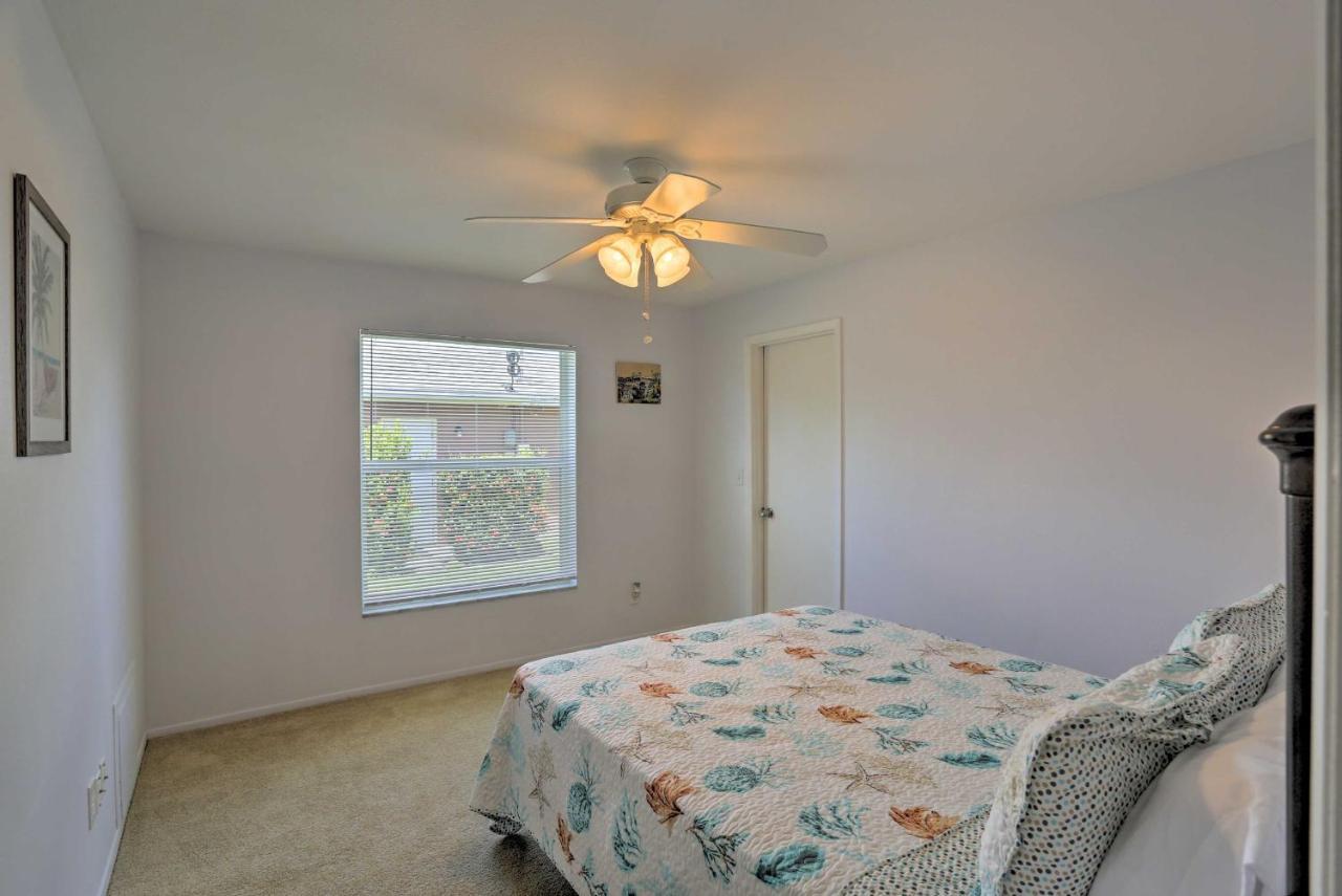 With Lavish Patio And Private Pool! Cape Coral