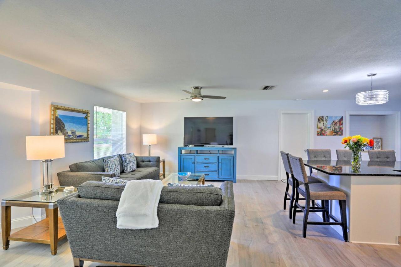 With Lavish Patio And Private Pool! Holiday home Cape Coral