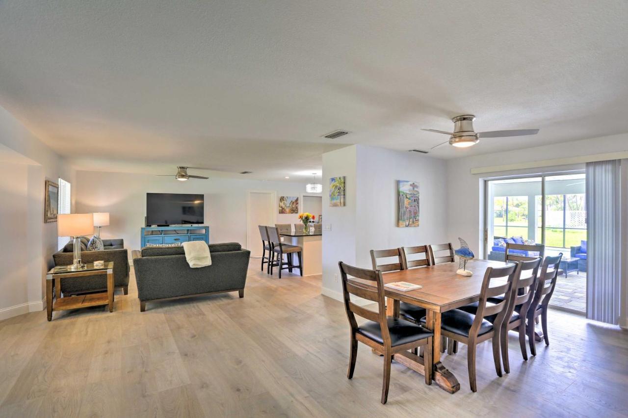 With Lavish Patio And Private Pool! Holiday home Cape Coral