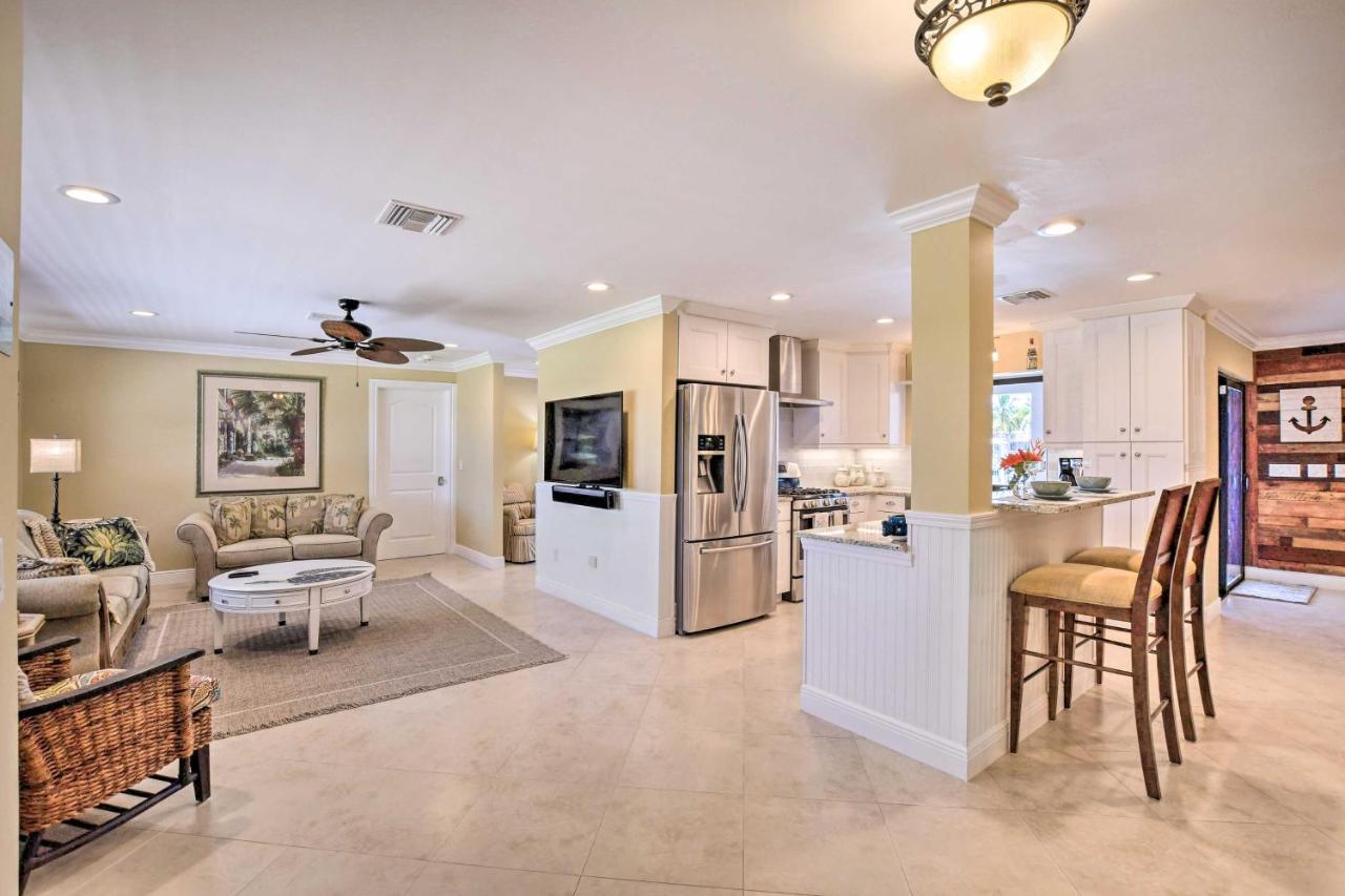 Canalfront With Private Dock! Holiday home Cape Coral