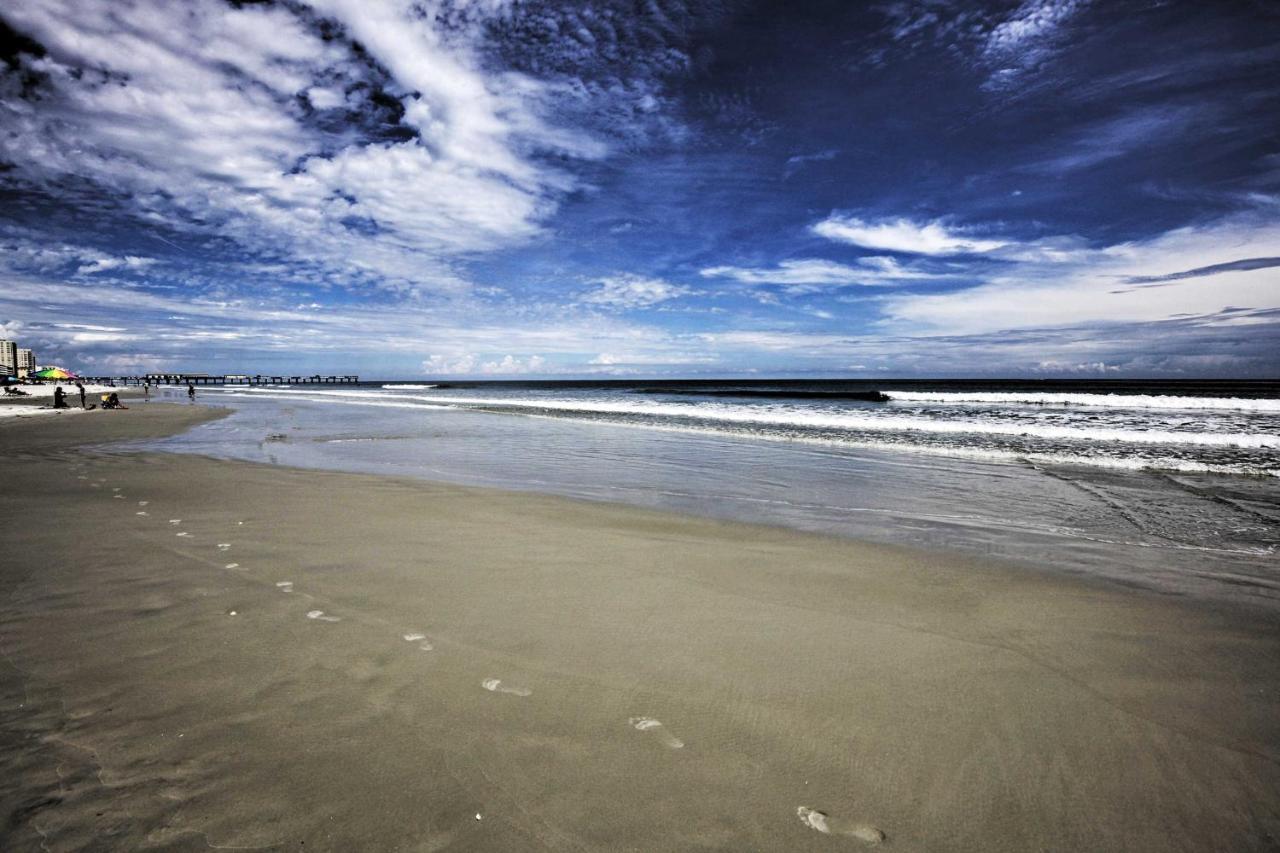 Pet-friendly Daytona Home, Walk To The Ocean Holiday home