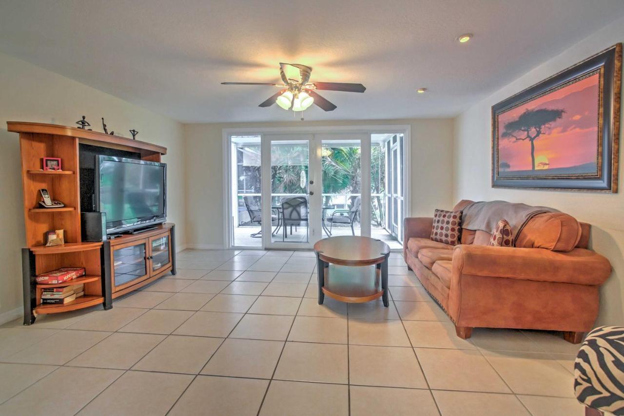 Holiday home Tropical With Private Dock On Canal! Cape Coral