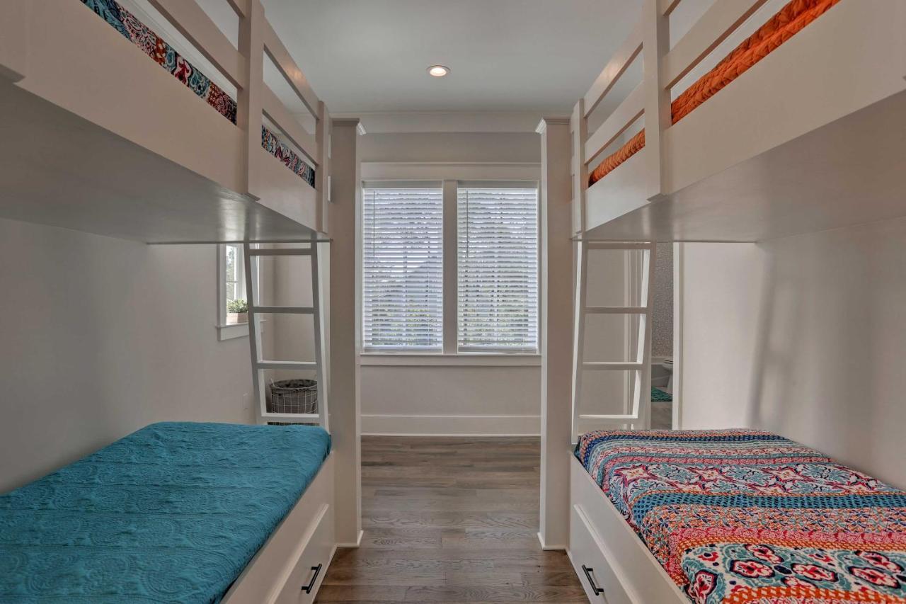Family-friendly Santa Rosa Walk To Beach! Holiday home