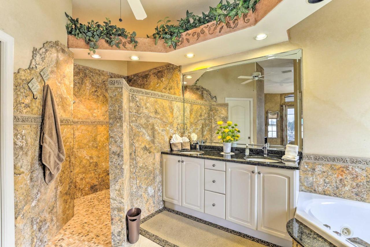 Lakefront With Private Pool And Dock!