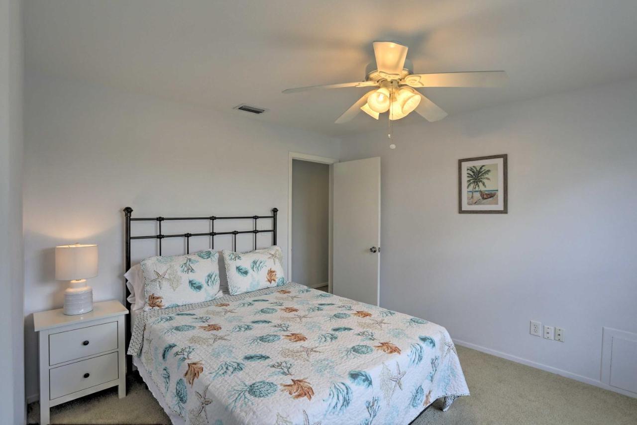 With Lavish Patio And Private Pool! Holiday home Cape Coral