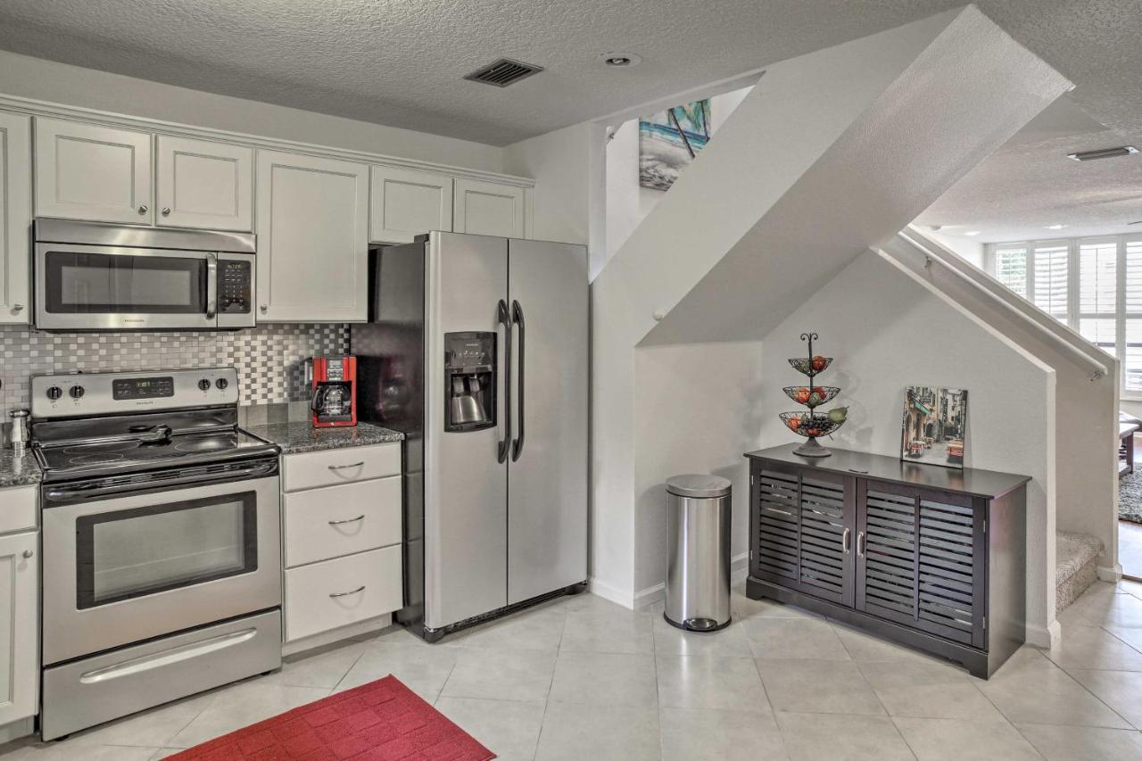 Holiday home Updated Townhome, Walk To The *