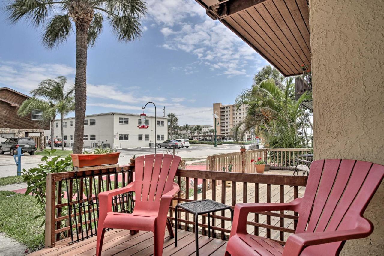 Updated Townhome, Walk To The Holiday home