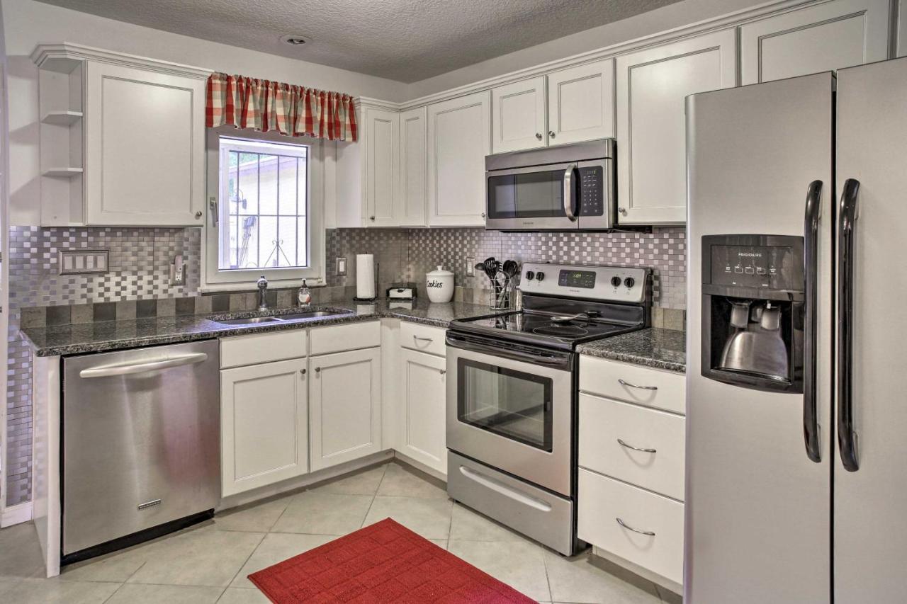 Updated Townhome, Walk To The Holiday home Cape Canaveral