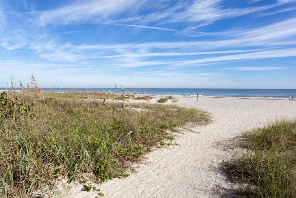 Updated Townhome, Walk To The Holiday home *
