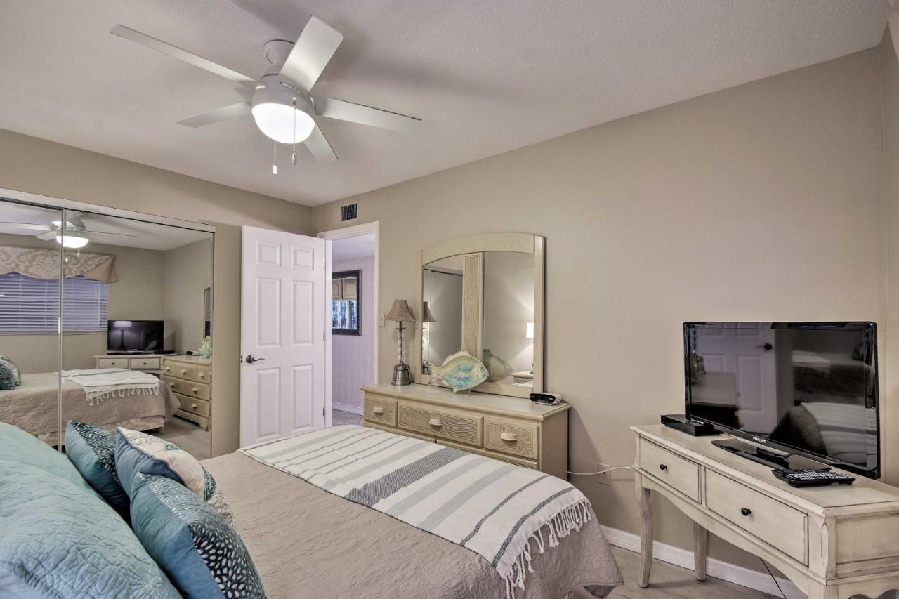 Indian Shores With 2 Balconies And Pool Access! *