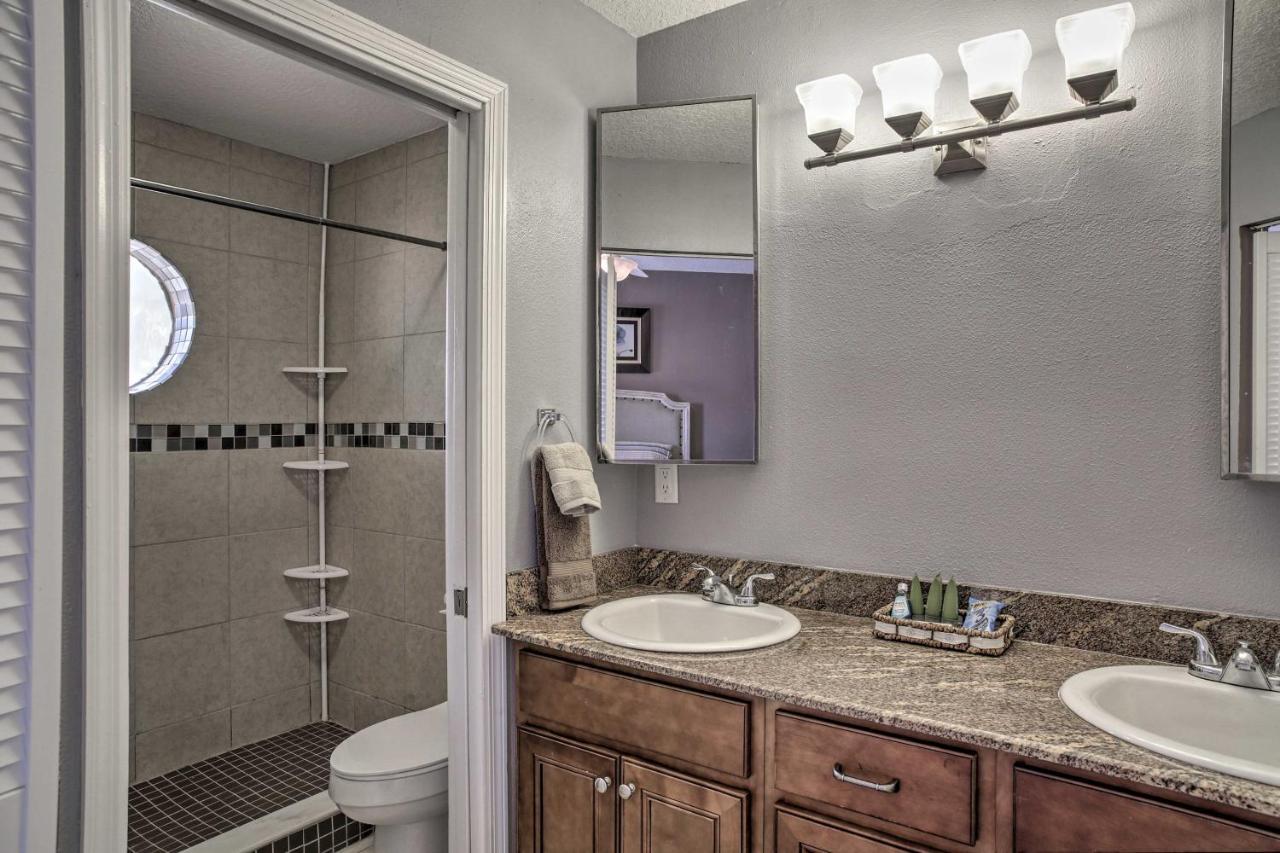 Updated Townhome, Walk To The Holiday home