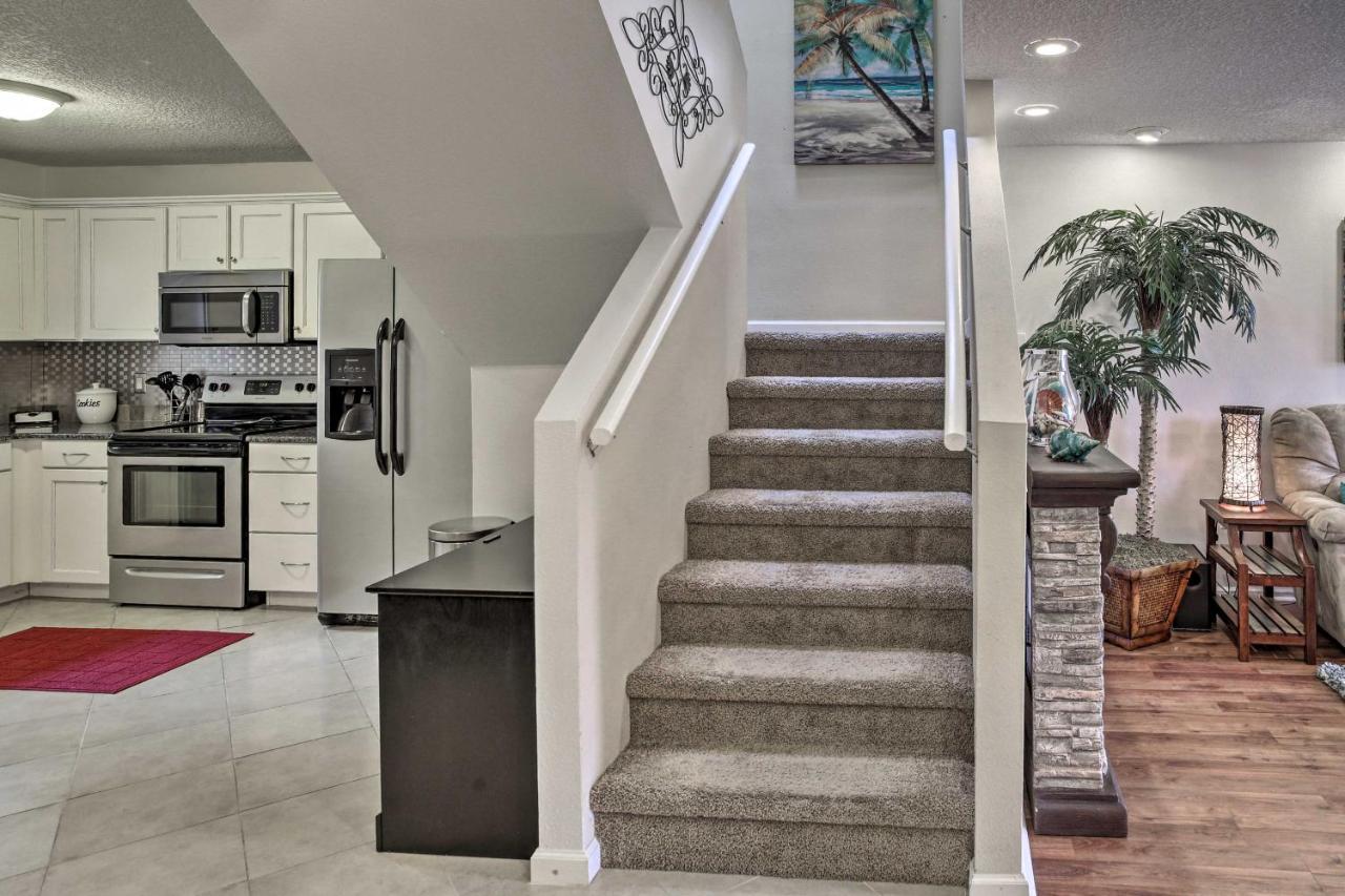 Holiday home Updated Townhome, Walk To The *