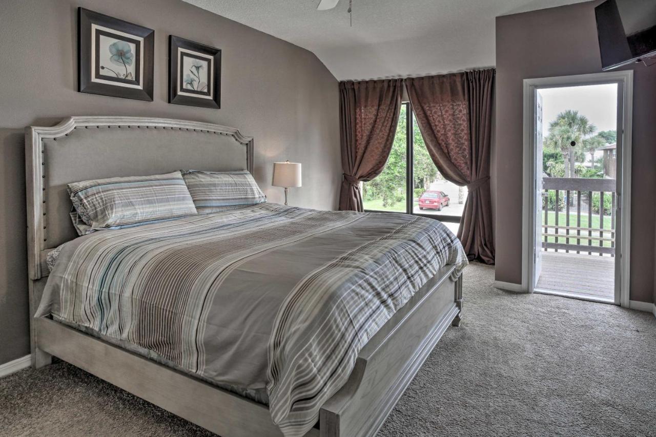Holiday home Updated Townhome, Walk To The *