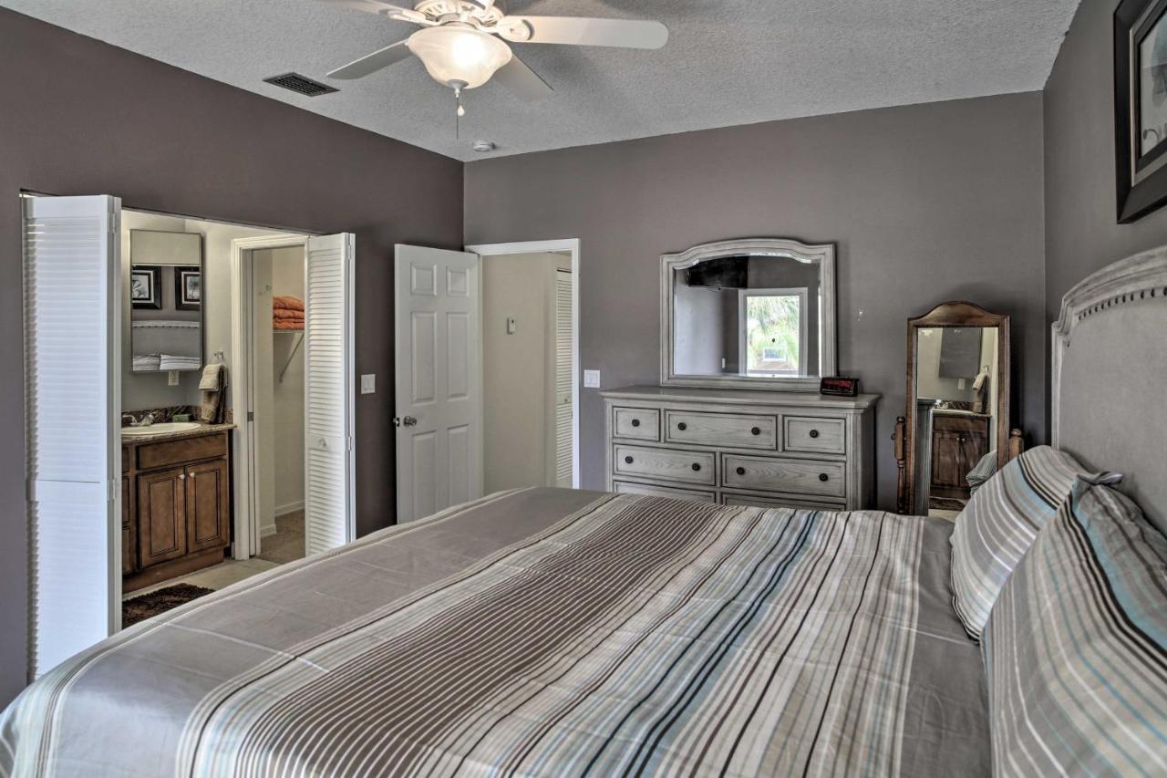 Updated Townhome, Walk To The Holiday home *