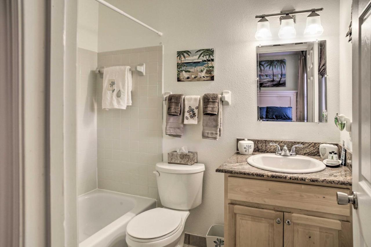 Updated Townhome, Walk To The Holiday home *