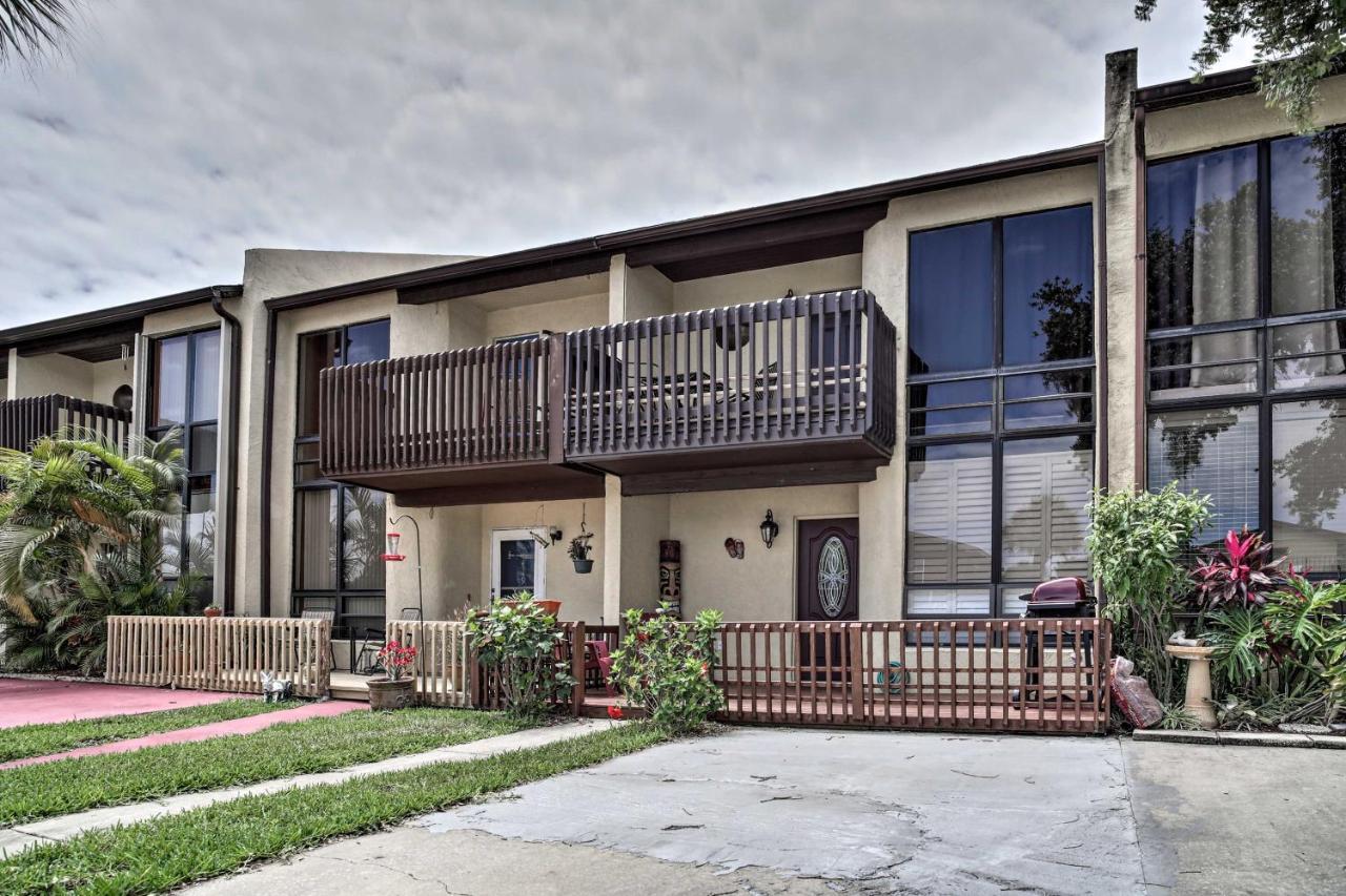 Updated Townhome, Walk To The Holiday home