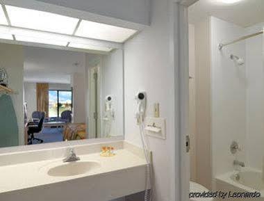 Days & By Wyndham - Near Beaches Hurlburt Motel