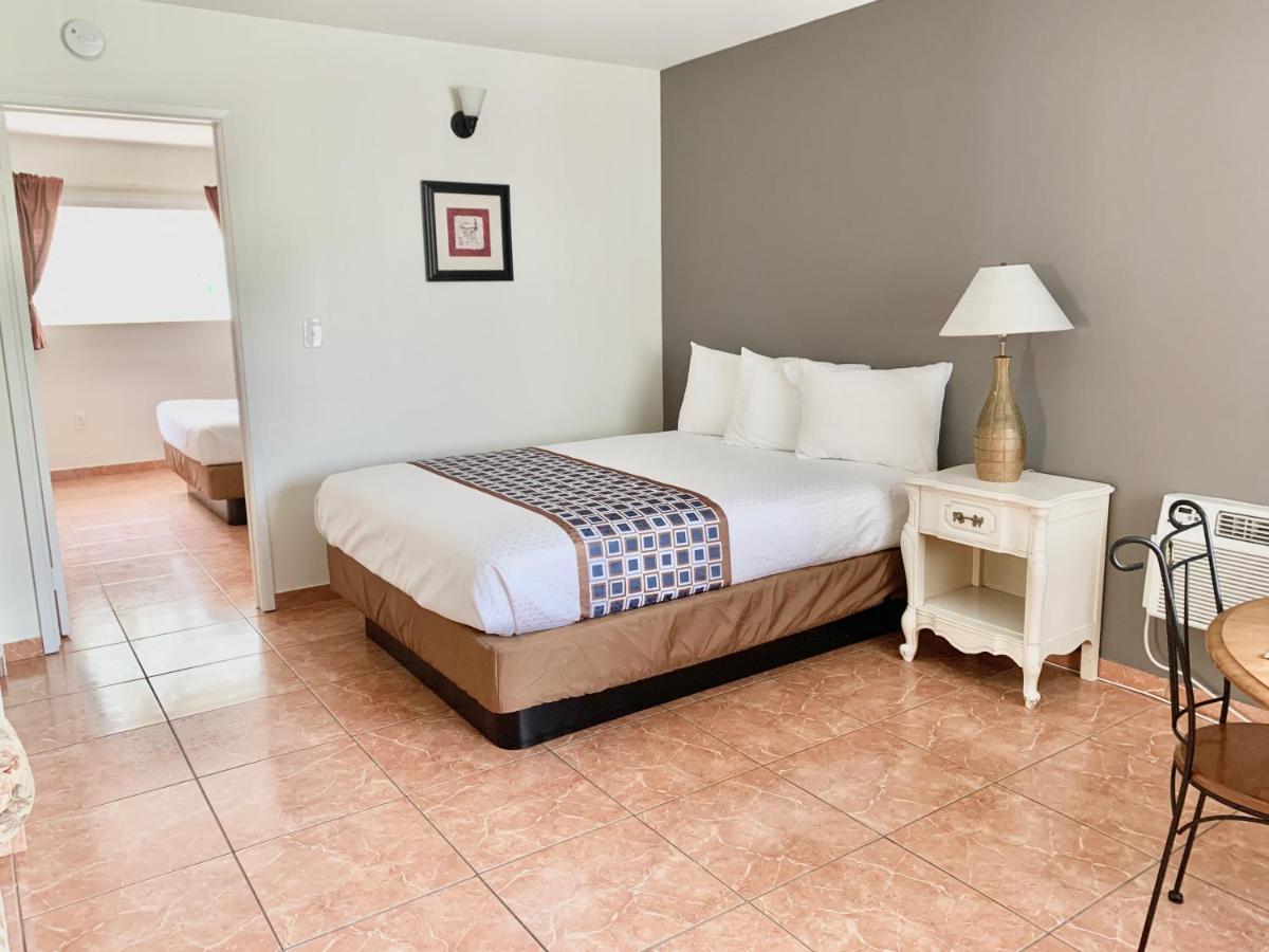 Capri Motel 3*