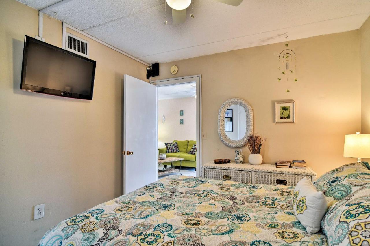 Apartment Colorful With Pool Less Than 2 Mi To Upham Beach!