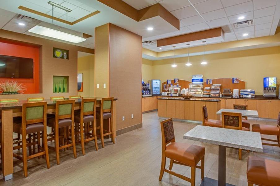 Hotel Express Lauderdale Airport South By Ihg