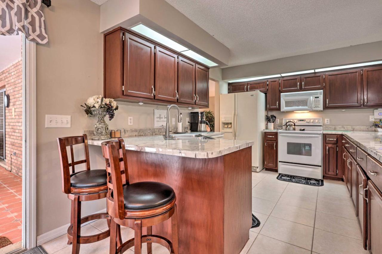 Centrally Located With Pool And Yard Holiday home *