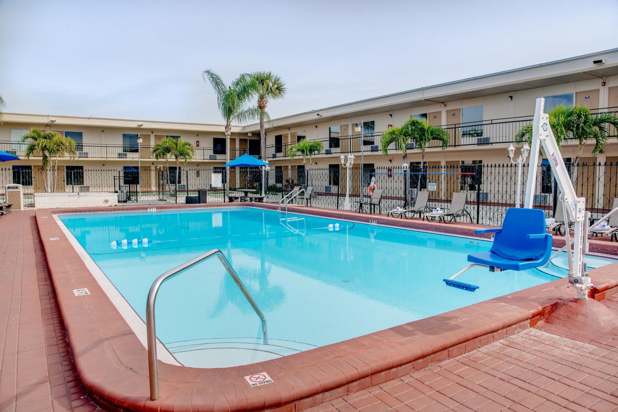 Super 8 By Wyndham Hotel 2*