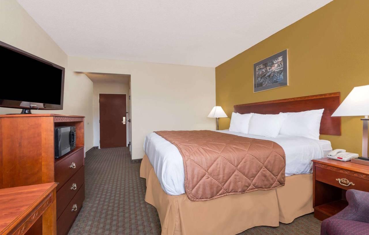 Hotel & Suites-i-95 2*