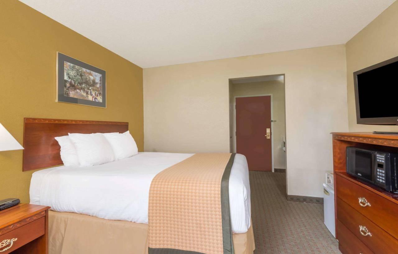 & Suites-i-95 2*