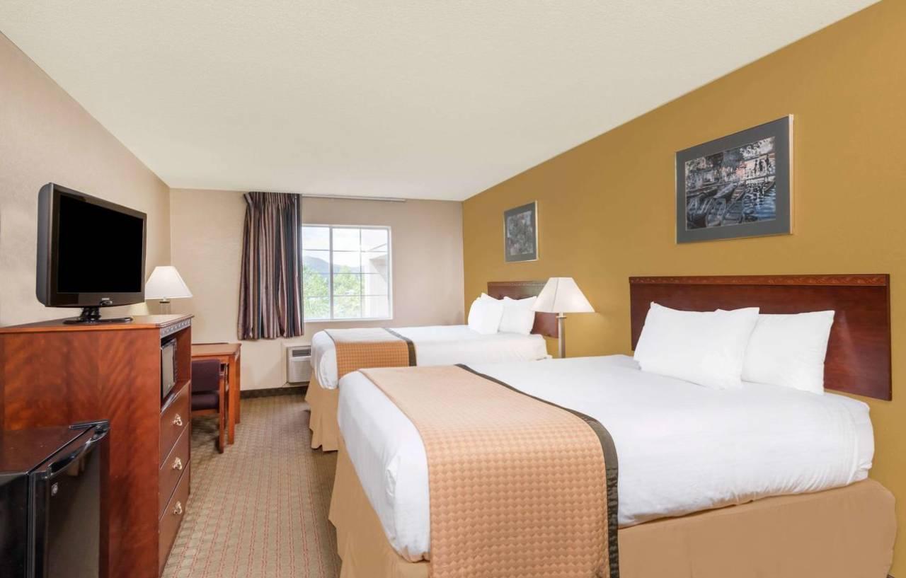 & Suites-i-95