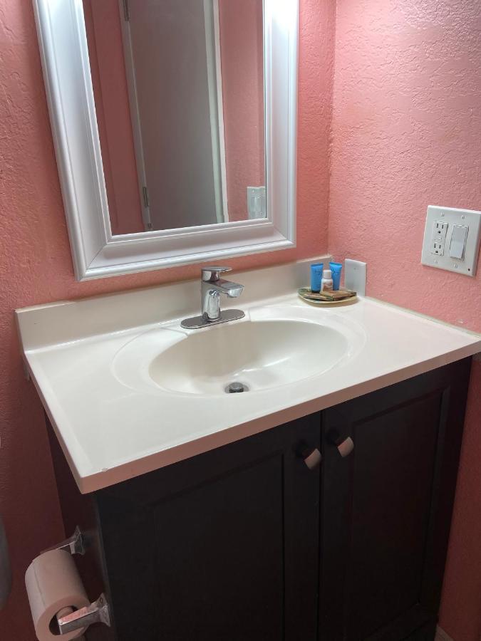 Hideaway Village Motel 2*