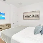 Stunning 9Br Home - Family Resort With Private Pool, Hot Tub, Games Room And Bbq!