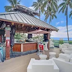 Chic 2-Bedroom Condo With Beach Service & Gym / 1210
