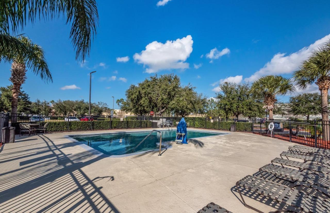 Hometowne By Red Roof Orlando South Motel