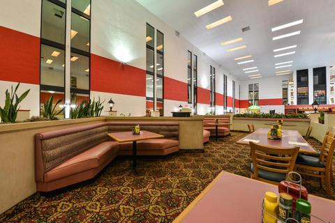 Ramada Maingate West Hotel 3*