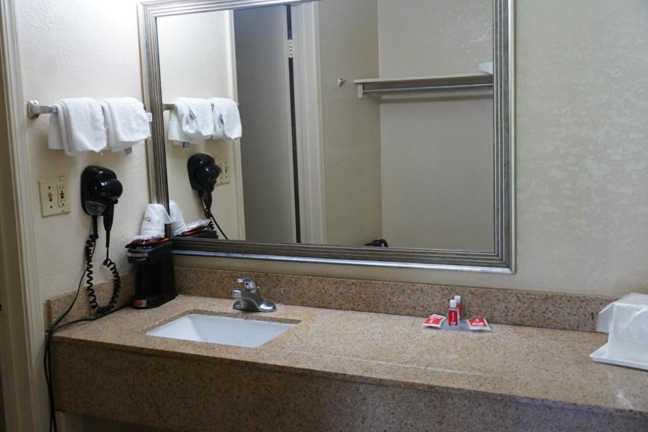 Econo Motel 2*