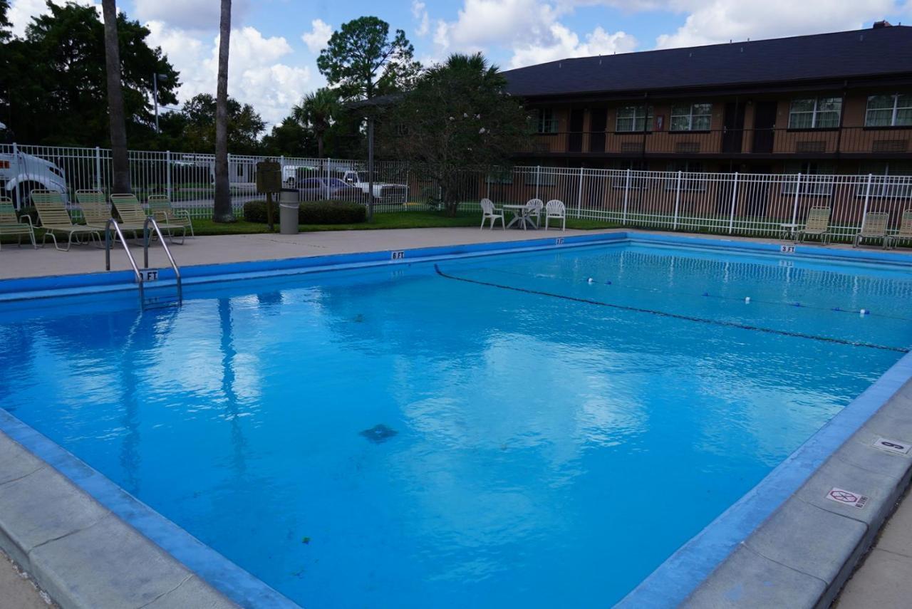 Econo Motel 2*