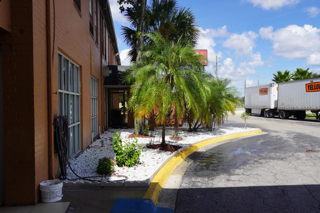 Econo Motel 2*